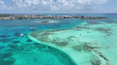 San Andres Skyline San Andres Providencia Y Santa Catalina Kolombiya 'da. Plaj manzarası. Karayip Cenneti. San Andres Providencia 'da, Santa Catalina Kolombiya' da. Deniz Burnu Açık Hava. Doğa Turizmi.
