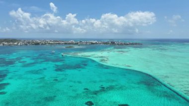 San Andres Skyline San Andres Providencia Y Santa Catalina Kolombiya 'da. Plaj manzarası. Karayip Cenneti. San Andres Providencia 'da, Santa Catalina Kolombiya' da. Deniz Burnu Açık Hava. Doğa Turizmi.