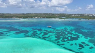 Karayip Adası Kolombiya 'daki San Andres' te Blue Bay Water. Kolombiya Karayip Sahili. Mavi Deniz Arkaplanı. San Andres Karayip Adası Kolombiya 'sında. Turizm arazisi. Doğa Deniz Burnu.