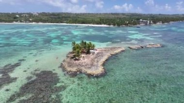 Karayip Adası Kolombiya 'da, San Andres' te Rocky Cay. Kolombiya Karayip Sahili. Mavi Deniz Arkaplanı. San Andres Karayip Adası Kolombiya 'sında. Turizm arazisi. Doğa Deniz Burnu.