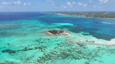San Andres Providencia 'daki Akvaryum Körfezi. Santa Catalina Kolombiya. Kolombiya Karayip Sahili. Mavi Deniz Arkaplanı. San Andres Providencia 'da, Santa Catalina Kolombiya' da. Turizm Arazisi.