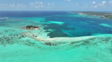 San Andres Providencia 'daki Akvaryum Körfezi. Santa Catalina Kolombiya. Kolombiya Karayip Sahili. Mavi Deniz Arkaplanı. San Andres Providencia 'da, Santa Catalina Kolombiya' da. Turizm Arazisi.