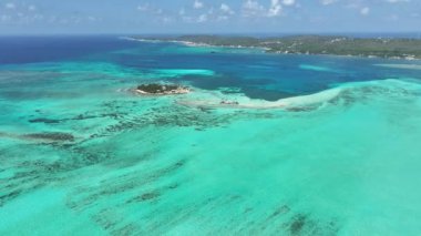 San Andres Providencia 'daki Akvaryum Körfezi. Santa Catalina Kolombiya. Kolombiya Karayip Sahili. Mavi Deniz Arkaplanı. San Andres Providencia 'da, Santa Catalina Kolombiya' da. Turizm Arazisi.