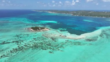 Karayip Adası Kolombiya 'daki San Andres Akvaryum Adası. Plaj manzarası. Karayip Cenneti. San Andres Karayip Adası Kolombiya 'sında. Deniz Burnu Açık Hava. Doğa Turizmi.