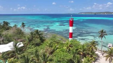 San Andres Providencia 'daki Karayip Deniz Feneri Santa Catalina Kolombiya. Kolombiya Karayip Sahili. Mavi Deniz Arkaplanı. San Andres Providencia 'da, Santa Catalina Kolombiya' da. Turizm Arazisi.