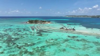 Karayip Adası Kolombiya 'daki San Andres' te Blue Bay Water. Plaj manzarası. Karayip Cenneti. San Andres Karayip Adası Kolombiya 'sında. Deniz Burnu Açık Hava. Doğa Turizmi.
