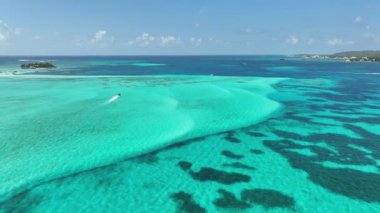 Karayip Adası Kolombiya 'daki San Andres' te Blue Bay Water. Plaj manzarası. Karayip Cenneti. San Andres Karayip Adası Kolombiya 'sında. Deniz Burnu Açık Hava. Doğa Turizmi.