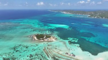 San Andres Providencia 'daki Akvaryum Körfezi. Santa Catalina Kolombiya. Kolombiya Karayip Sahili. Mavi Deniz Arkaplanı. San Andres Providencia 'da, Santa Catalina Kolombiya' da. Turizm Arazisi.