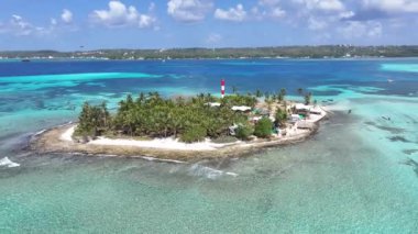 Karayip Adası Kolombiya 'daki San Andres' te Blue Bay Water. Plaj manzarası. Karayip Cenneti. San Andres Karayip Adası Kolombiya 'sında. Deniz Burnu Açık Hava. Doğa Turizmi.