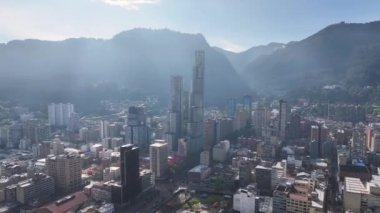 Kolombiya 'nın başkenti Bogota' da Sunset Skyline 'da. Şehir merkezindeki şehir manzarası. Finans Bölgesi Geçmişi. Bogota, Kolombiya Bölgesi 'nde. High Rise Binaları. İş Trafiği.