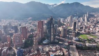 Kolombiya 'nın başkenti Bogota' daki Bogota DC 'de. Yüksek Binalar Peyzajı. Şehir manzarası arka planı. Bogota, Kolombiya Bölgesi 'nde. Şehir merkezinde. Şehir Açık Hava.