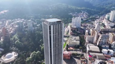 Cundinamarca Kolombiya 'daki Bogota' da Bogota Skyline. Şehir merkezindeki şehir manzarası. Finans Bölgesi Geçmişi. Bogota Cundinamarca Kolombiya 'da. High Rise Binaları. İş Trafiği.