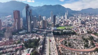 Cundinamarca Kolombiya 'daki Bogota DC' de. Şehir merkezindeki şehir manzarası. Finans Bölgesi Geçmişi. Bogota Cundinamarca Kolombiya 'da. High Rise Binaları. İş Trafiği.