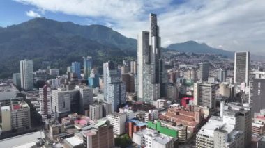 Cundinamarca Kolombiya 'daki Bogota' da Bogota Skyline. Şehir merkezindeki şehir manzarası. Finans Bölgesi Geçmişi. Bogota Cundinamarca Kolombiya 'da. High Rise Binaları. İş Trafiği.