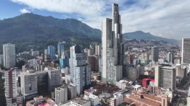 Kolombiya 'nın başkenti Bogota' daki ünlü binalar. Yüksek Binalar Peyzajı. Şehir manzarası arka planı. Bogota, Kolombiya Bölgesi 'nde. Şehir merkezinde. Şehir Açık Hava.