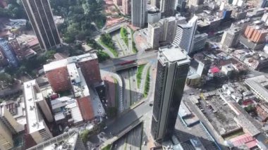 Kolombiya 'nın başkenti Bogota' da otoyol. Yüksek Binalar Peyzajı. Şehir manzarası arka planı. Bogota, Kolombiya Bölgesi 'nde. Şehir merkezinde. Şehir Açık Hava.