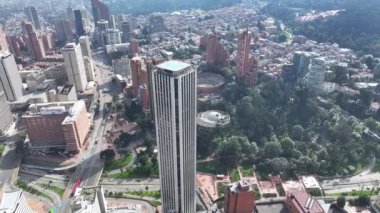 Kolombiya 'nın başkenti Bogota' daki Colpatria Binası. Yüksek Binalar Peyzajı. Şehir manzarası arka planı. Bogota, Kolombiya Bölgesi 'nde. Şehir merkezinde. Şehir Açık Hava.