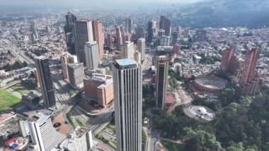 Cundinamarca Kolombiya 'daki Bogota DC' de. Şehir merkezindeki şehir manzarası. Finans Bölgesi Geçmişi. Bogota Cundinamarca Kolombiya 'da. High Rise Binaları. İş Trafiği.