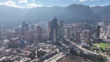 Kolombiya 'nın başkenti Bogota' da Bogota Skyline. Yüksek Binalar Peyzajı. Şehir manzarası arka planı. Bogota, Kolombiya Bölgesi 'nde. Şehir merkezinde. Şehir Açık Hava.