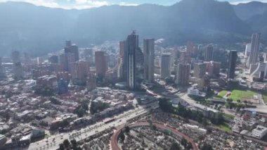 Kolombiya 'nın başkenti Bogota' daki finans merkezi. Yüksek Binalar Peyzajı. Şehir manzarası arka planı. Bogota, Kolombiya Bölgesi 'nde. Şehir merkezinde. Şehir Açık Hava.
