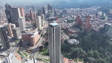 Cundinamarca Kolombiya 'daki Bogota' da Bogota Skyline. Şehir merkezindeki şehir manzarası. Finans Bölgesi Geçmişi. Bogota Cundinamarca Kolombiya 'da. High Rise Binaları. İş Trafiği.