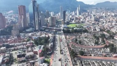 Cundinamarca Kolombiya 'daki Bogota' da Bogota Skyline. Şehir merkezindeki şehir manzarası. Finans Bölgesi Geçmişi. Bogota Cundinamarca Kolombiya 'da. High Rise Binaları. İş Trafiği.