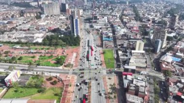 Kolombiya 'nın başkenti Bogota' da çevre yolu. Yüksek Binalar Peyzajı. Şehir manzarası arka planı. Bogota, Kolombiya Bölgesi 'nde. Şehir merkezinde. Şehir Açık Hava.