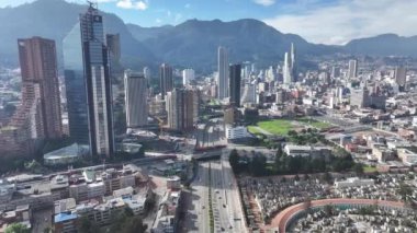 Cundinamarca Kolombiya 'daki Bogota Finans Merkezi. Şehir merkezindeki şehir manzarası. Finans Bölgesi Geçmişi. Bogota Cundinamarca Kolombiya 'da. High Rise Binaları. İş Trafiği.