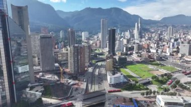 Kolombiya 'nın başkenti Bogota' da Bogota Skyline. Yüksek Binalar Peyzajı. Şehir manzarası arka planı. Bogota, Kolombiya Bölgesi 'nde. Şehir merkezinde. Şehir Açık Hava.