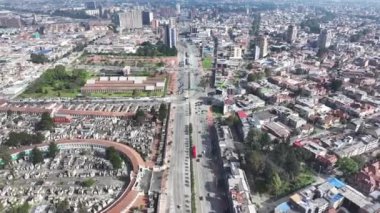 Kolombiya 'nın başkenti Bogota' da El Dorado Caddesi. Yüksek Binalar Peyzajı. Şehir manzarası arka planı. Bogota, Kolombiya Bölgesi 'nde. Şehir merkezinde. Şehir Açık Hava.