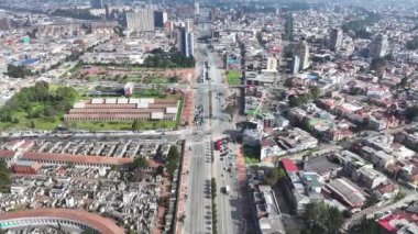 Kolombiya, Cundinamarca 'da, Bogota' daki Freeway Yolu. Şehir merkezindeki şehir manzarası. Finans Bölgesi Geçmişi. Bogota Cundinamarca Kolombiya 'da. High Rise Binaları. İş Trafiği.
