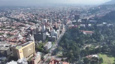 Cundinamarca Kolombiya 'daki Bogota' da Bogota Skyline. Şehir merkezindeki şehir manzarası. Finans Bölgesi Geçmişi. Bogota Cundinamarca Kolombiya 'da. High Rise Binaları. İş Trafiği.