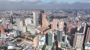 Cundinamarca Kolombiya 'daki Bogota' da Bogota Skyline. Şehir merkezindeki şehir manzarası. Finans Bölgesi Geçmişi. Bogota Cundinamarca Kolombiya 'da. High Rise Binaları. İş Trafiği.