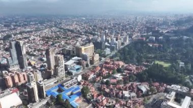Kolombiya 'nın başkenti Bogota' da Bogota Skyline. Yüksek Binalar Peyzajı. Şehir manzarası arka planı. Bogota, Kolombiya Bölgesi 'nde. Şehir merkezinde. Şehir Açık Hava.