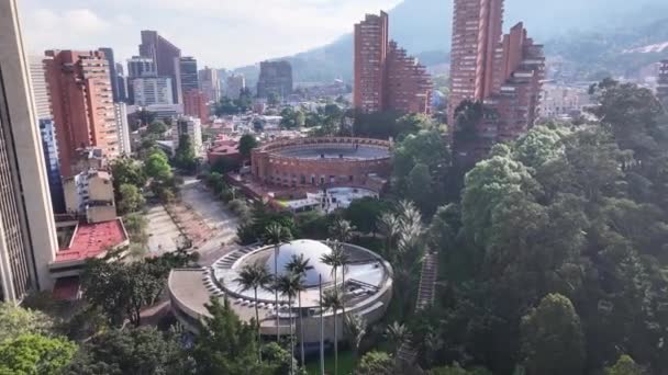 位于哥伦比亚首都波哥大的Bicentenario公园 高楼景观 城市景观背景 波哥大 哥伦比亚首都特区 市中心的城市 城市户外 — 图库视频影像
