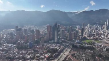 Cundinamarca Kolombiya 'daki Bogota' da Bogota Skyline. Şehir merkezindeki şehir manzarası. Finans Bölgesi Geçmişi. Bogota Cundinamarca Kolombiya 'da. High Rise Binaları. İş Trafiği.