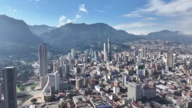 Kolombiya 'nın başkenti Bogota' da Bogota Skyline. Yüksek Binalar Peyzajı. Şehir manzarası arka planı. Bogota, Kolombiya Bölgesi 'nde. Şehir merkezinde. Şehir Açık Hava.