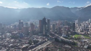 Cundinamarca Kolombiya 'daki Bogota' nın finans bölgesi. Şehir merkezindeki şehir manzarası. Finans Bölgesi Geçmişi. Bogota Cundinamarca Kolombiya 'da. High Rise Binaları. İş Trafiği.
