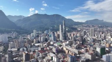 Cundinamarca Kolombiya 'daki Bogota' daki Monserrate Dağı. Şehir merkezindeki şehir manzarası. Finans Bölgesi Geçmişi. Bogota Cundinamarca Kolombiya 'da. High Rise Binaları. İş Trafiği.