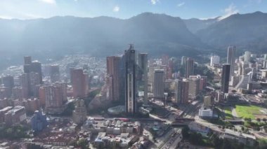 Kolombiya 'nın başkenti Bogota' da. Yüksek Binalar Peyzajı. Şehir manzarası arka planı. Bogota, Kolombiya Bölgesi 'nde. Şehir merkezinde. Şehir Açık Hava.