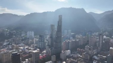 Cundinamarca Kolombiya 'daki Bogota' da Sunset Skyline. Şehir merkezindeki şehir manzarası. Finans Bölgesi Geçmişi. Bogota Cundinamarca Kolombiya 'da. High Rise Binaları. İş Trafiği.