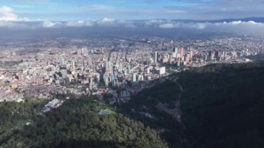 Kolombiya 'nın başkenti Bogota' da Bogota Skyline. Yüksek Binalar Peyzajı. Şehir manzarası arka planı. Bogota, Kolombiya Bölgesi 'nde. Şehir merkezinde. Şehir Açık Hava.