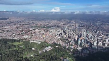 Kolombiya 'nın başkenti Bogota' da Bogota Skyline. Yüksek Binalar Peyzajı. Şehir manzarası arka planı. Bogota, Kolombiya Bölgesi 'nde. Şehir merkezinde. Şehir Açık Hava.