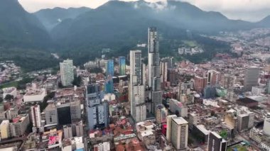 Kolombiya 'nın başkenti Bogota' da Bogota Skyline. Yüksek Binalar Peyzajı. Şehir manzarası arka planı. Bogota, Kolombiya Bölgesi 'nde. Şehir merkezinde. Şehir Açık Hava.