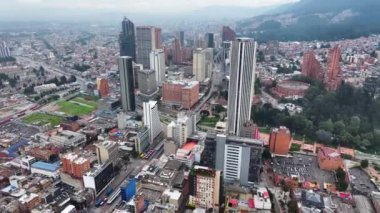 Cundinamarca Kolombiya 'daki Bogota' daki Copatria Binası. Şehir merkezindeki şehir manzarası. Finans Bölgesi Geçmişi. Bogota Cundinamarca Kolombiya 'da. High Rise Binaları. İş Trafiği.
