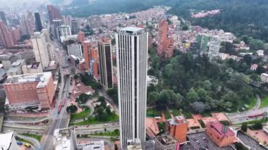 Kolombiya 'nın başkenti Bogota' daki Colpatria Kulesi. Yüksek Binalar Peyzajı. Şehir manzarası arka planı. Bogota, Kolombiya Bölgesi 'nde. Şehir merkezinde. Şehir Açık Hava.