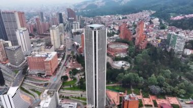 Kolombiya 'nın başkenti Bogota' daki Colpatria Kulesi. Yüksek Binalar Peyzajı. Şehir manzarası arka planı. Bogota, Kolombiya Bölgesi 'nde. Şehir merkezinde. Şehir Açık Hava.