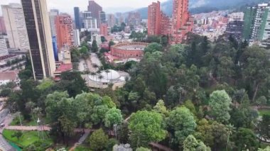 Kolombiya 'nın başkenti Bogota' daki Bicentenario Parkı. Yüksek Binalar Peyzajı. Şehir manzarası arka planı. Bogota, Kolombiya Bölgesi 'nde. Şehir merkezinde. Şehir Açık Hava.