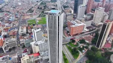 Kolombiya 'nın başkenti Bogota' da zaman aşımı şehri. Şehir merkezindeki şehir manzarası. Finans Bölgesi Geçmişi. Bogota, Kolombiya Bölgesi 'nde. High Rise Binaları. İş Trafiği.