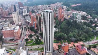 Cundinamarca Kolombiya 'daki Bogota' da Bogota Skyline. Şehir merkezindeki şehir manzarası. Finans Merkezi Geçmişi. Bogota Cundinamarca Kolombiya 'da. High Rise Binaları. İş Trafiği.